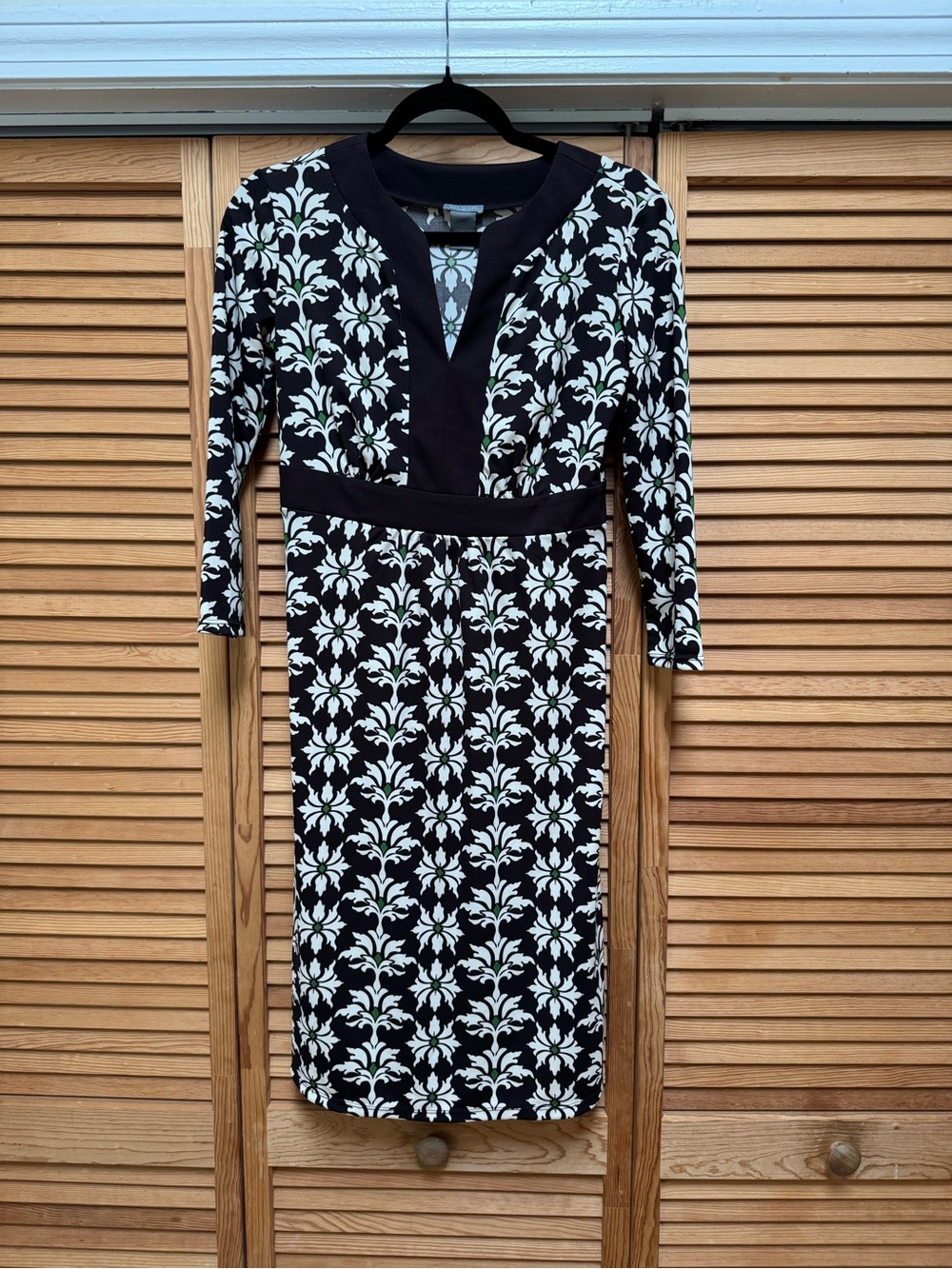 Ann Taylor Black White Floral Geometric Knit Dress Split V-Neck Size 0 Office
